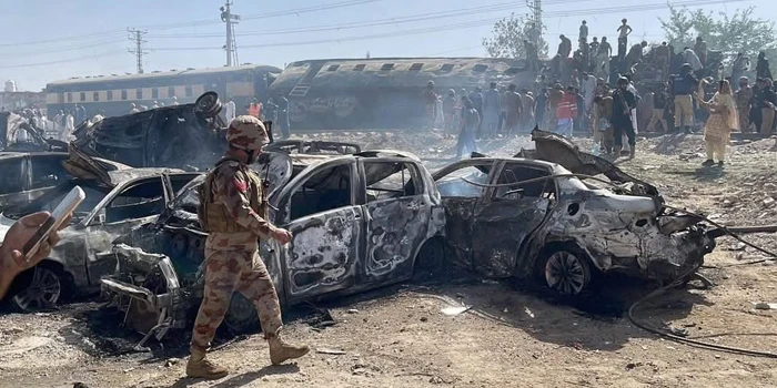 کوئٹہ میں جعفر ایکسپریس دھماکے کے بعد تباہ شدہ بوگی