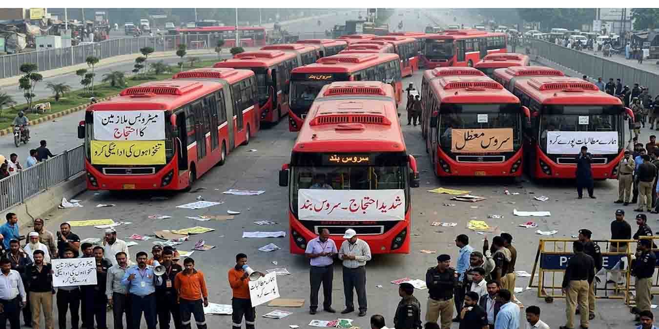 راولپنڈی اسلام آباد میٹرو بس سروس کے ملازمین احتجاج کرتے ہوئے
