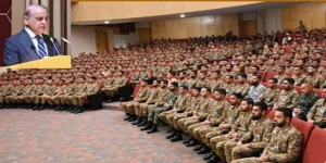 وزیراعظم کا کمانڈ اینڈ اسٹاف کالج کوئٹہ میں خطاب، پاکستان کا دشمن اب میلی آنکھ سے دیکھنے کی جرات نہیں کرے گا