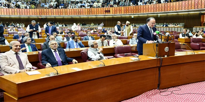 18 ہزار 771 ارب روپے کا وفاقی بجٹ 2026-27 پیش، تنخواہوں، پنشن 7 فیصد اضافہ اور ٹیکس میں ریلیف