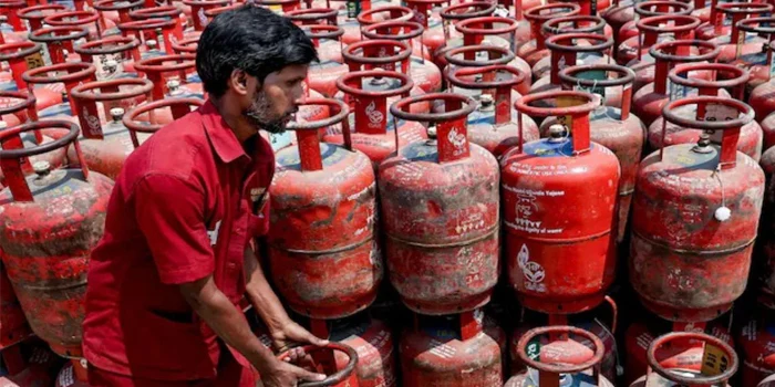 پاکستان میں اوگرا کی جانب سے گھریلو سلنڈر کی قیمت میں اضافہ