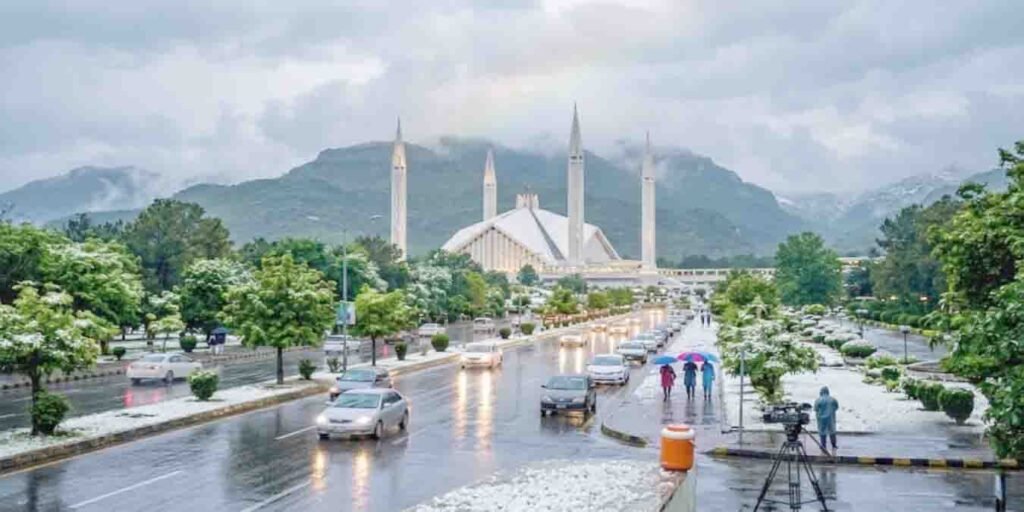اسلام آباد بارش کے دوران سڑکوں اور عمارتوں کا منظر