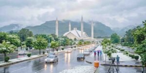 اسلام آباد میں موسلا دھار بارش اور ژالہ باری، گرمی کا زور ٹوٹ گیا