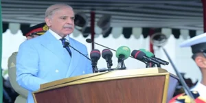 وزیراعظم کا پاک نیول اکیڈمی پاسنگ آؤٹ پریڈ سے خطاب: عالمی تجارت کیلئے سمندری گزرگاہوں پر آزادانہ نقل و حرکت ناگزیر