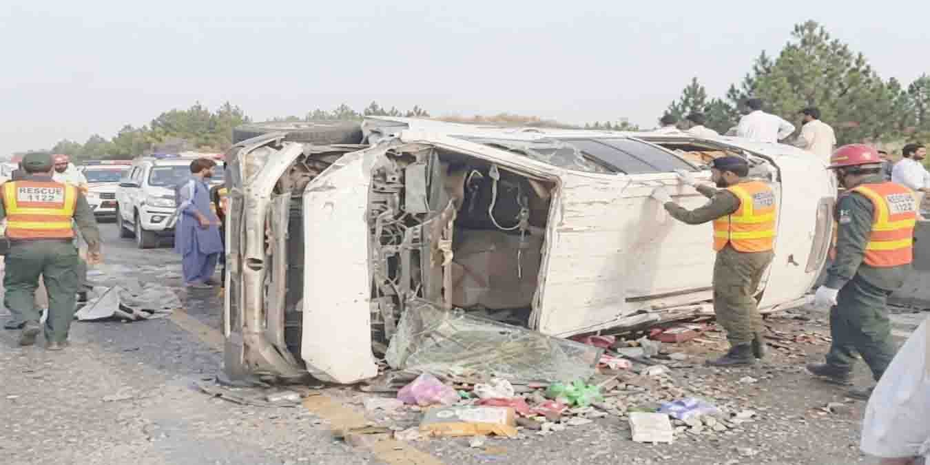 راولپنڈی ٹریفک حادثہ میں الٹنے والی گاڑی کا منظر