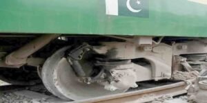 تیز گام ایکسپریس پٹڑی سے اترنے کے بعد ریلوے ٹریک پر کھڑی