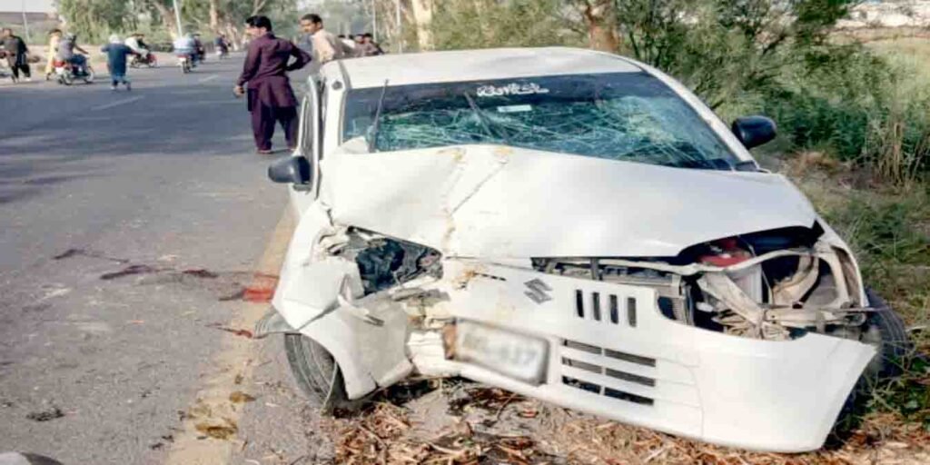 ٹائر پھٹنے سے کار حادثہ میں تباہ ہونے والی گاڑی