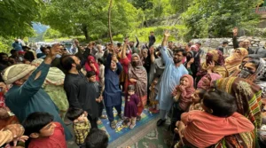 آزاد کشمیر میں لانگ مارچ سے قبل جھڑپیں، دو اہلکاروں سمیت 10 افراد ہلاک، حالات کشیدہ