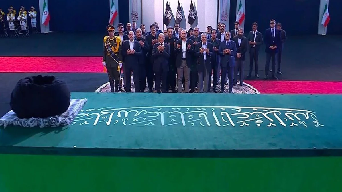 پاکستانی وزیراعظم شہباز شریف اور فیلڈ مارشل عاصم منیر تہران میں آیت اللہ خامنہ ای کی نمازِ جنازہ میں شریک