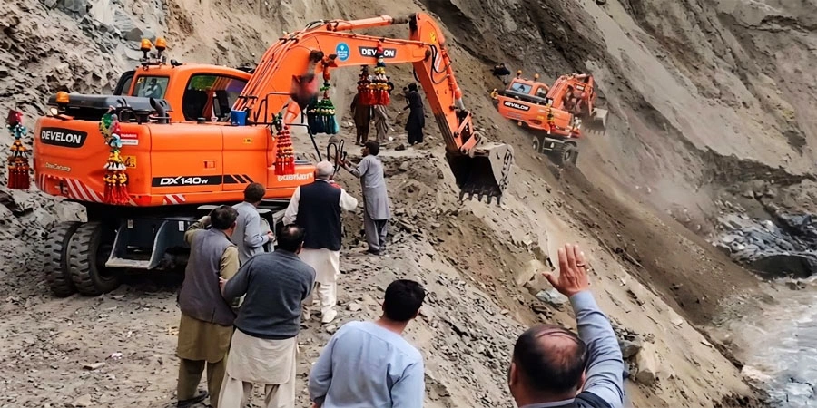 استور ویلی روڈ لینڈ سلائیڈنگ کے باعث ملبے تلے دبا ایکسکیویٹر