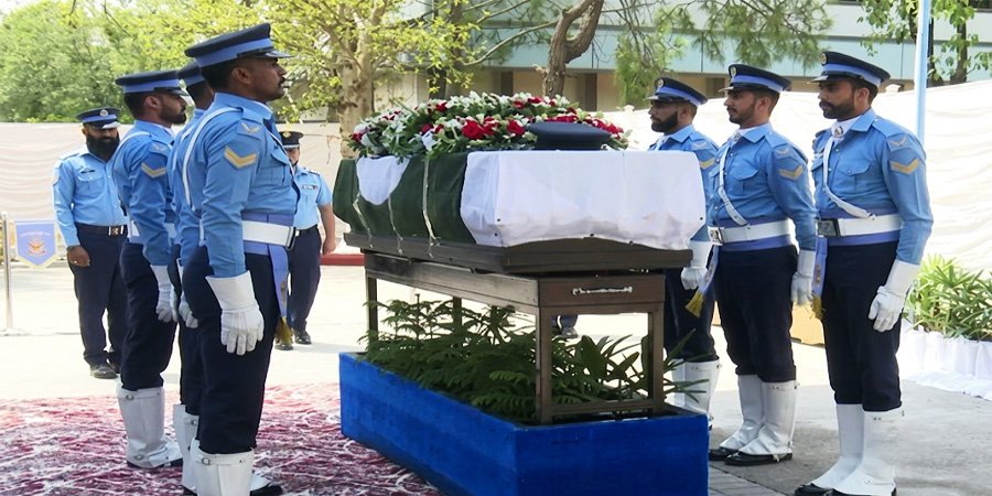 گروپ کیپٹن عاصم طارق شہید مکمل فوجی اعزاز کے ساتھ سپردِ خاک