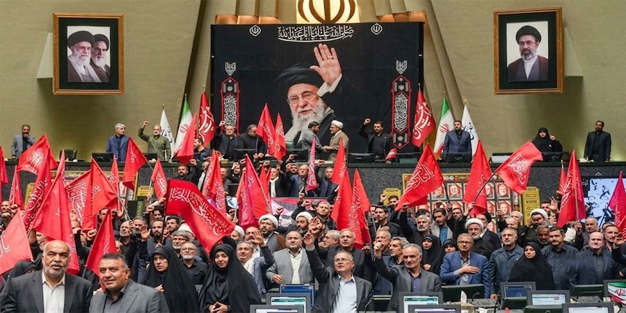 امریکا کا ایران میں درجنوں فوجی اہداف پر حملوں کا دعویٰ، آبنائے ہرمز کے قریب کشیدگی مزید بڑھ گئی 1 ایرانی پارلیمنٹ کا پہلا اجلاس