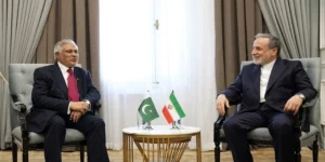 اسحاق ڈار اور عباس عراقچی کی ملاقات: خطے کی صورتحال، امن اور پاک ایران تعاون پر اہم تبادلہ خیال