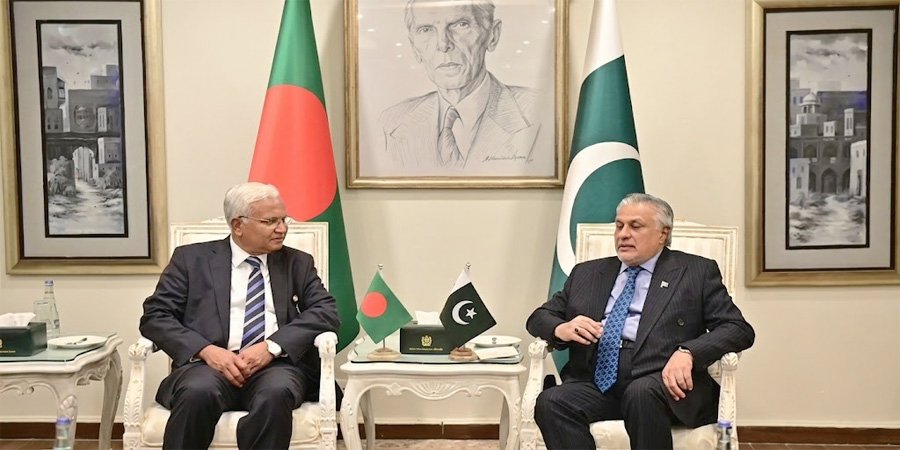 اسحاق ڈار اور بنگلہ دیش کے وزیر زاہد حسین اسلام آباد میں ملاقات کے دوران