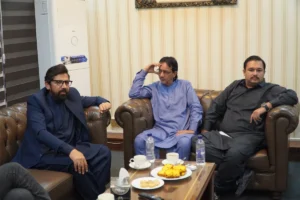 عبدالرزاق سیال اسلام آباد یونین آف جرنلسٹس کے دفتر کے دورے کے دوران