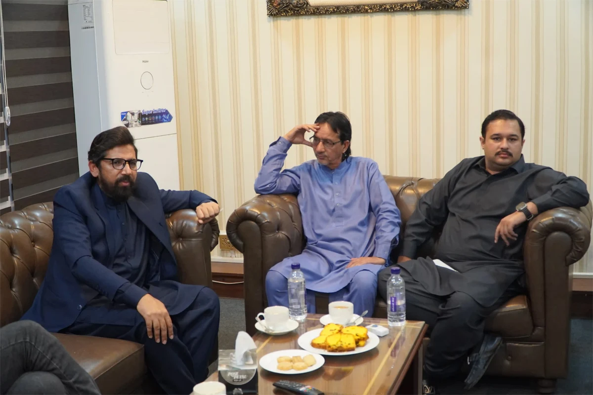 عبدالرزاق سیال اسلام آباد یونین آف جرنلسٹس کے دفتر کے دورے کے دوران