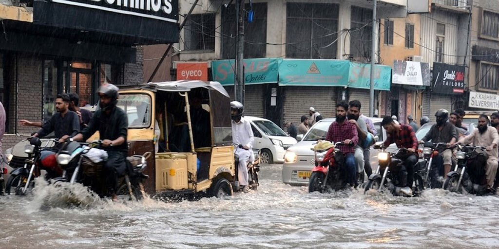 عطا اللہ تارڑ کی گاڑی کے قریب ہوائی فائرنگ، لاہور میں نوجوان گرفتار 1 پنجاب میں مون سون بارشیں، لاہور میں بادل چھائے ہوئے اور سڑک پر بارش کا منظر