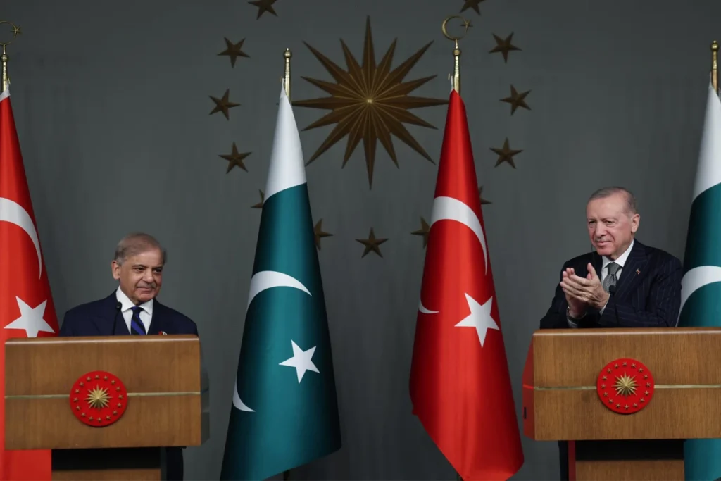 شہباز شریف اور رجب طیب اردوان کا پاک ترکیہ تعلقات کو نئی بلندیوں تک لے جانے کا عزم، 5 ارب ڈالر تجارتی ہدف پر اتفاق 1 وزیراعظم شہباز شریف اور رجب طیب اردوان استنبول میں مشترکہ پریس کانفرنس سے خطاب کرتے ہوئے