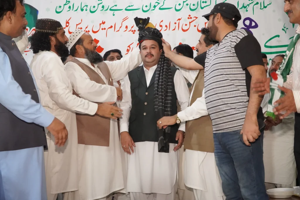 مانسہرہ پریس کلب کی یومِ آزادی کی شاندار تقریب، رئیس الاخبار کے ایڈیٹر اِن چیف شاہنواز خان کے اعزاز میں پگڑی اور شیلڈ پیش 2 مانسہرہ پریس کلب یوم آزادی تقریب، شاہنواز خان کو روایتی پگڑی پہناتے ہوئے