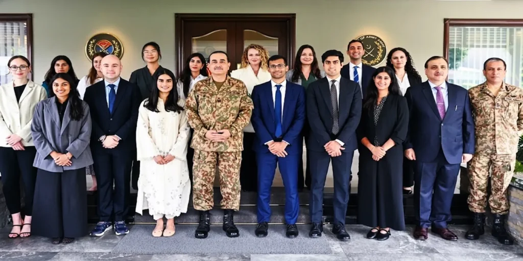 احسن اقبال: نوجوان غلط معلومات کا مقابلہ کریں، مثبت تبدیلی لائیں 2 عاصم منیر سوشل میڈیا پروپیگنڈا کے خلاف نوجوانوں سے گفتگو کرتے ہوئے