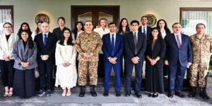 عاصم منیر سوشل میڈیا پروپیگنڈا کے خلاف نوجوانوں سے گفتگو کرتے ہوئے