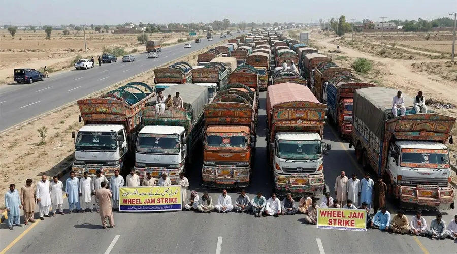 ملک گیر پہیہ جام ہڑتال کا اعلان کرتے گڈز ٹرانسپورٹرز