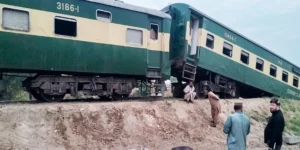 لودھراں ہزارہ ایکسپریس حادثہ: انجن اور 2 بوگیاں پٹری سے اتر گئیں، تمام مسافر محفوظ
