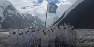 کے ٹو بیس کیمپ پر جشن آزادی مناتے پاک فوج کے جوان