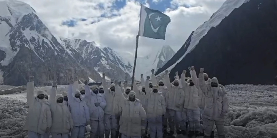کے ٹو بیس کیمپ پر پاک فوج کا جشن آزادی، شدید سردی میں فلک شگاف نعرے
