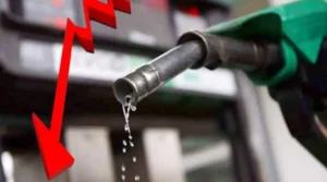 حکومت نے پیٹرول اور ڈیزل کی قیمتوں میں کمی کا اعلان کر دیا، نئی قیمتیں نافذ