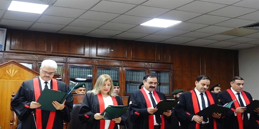 پشاور ہائیکورٹ کے 4 ججز نے مستقل جج کا حلف اٹھا لیا