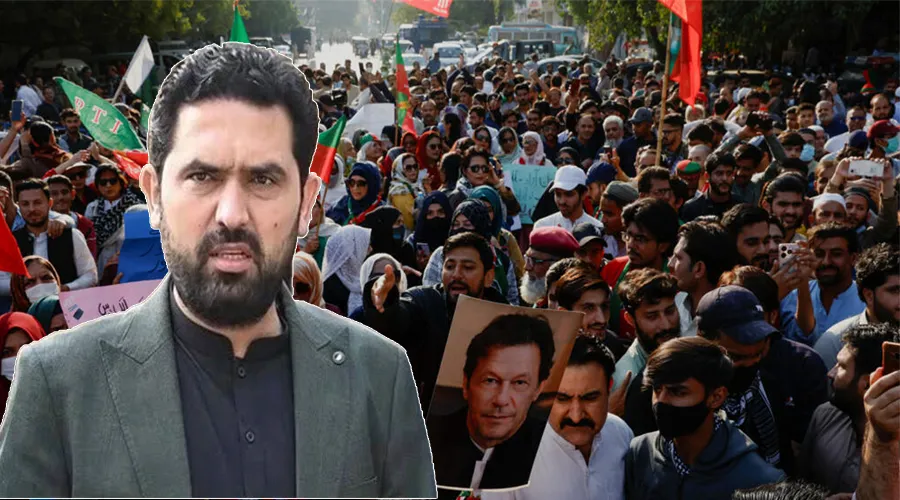 پی ٹی آئی کارکن عمران خان کی گرفتاری کے خلاف احتجاج کے دوران نعرے لگاتے ہوئے