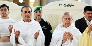وزیراعظم شہباز شریف اور فیلڈ مارشل عاصم منیر نے عمرہ ادا کیا، پاکستان کی سلامتی و خوشحالی کیلئے خصوصی دعائیں