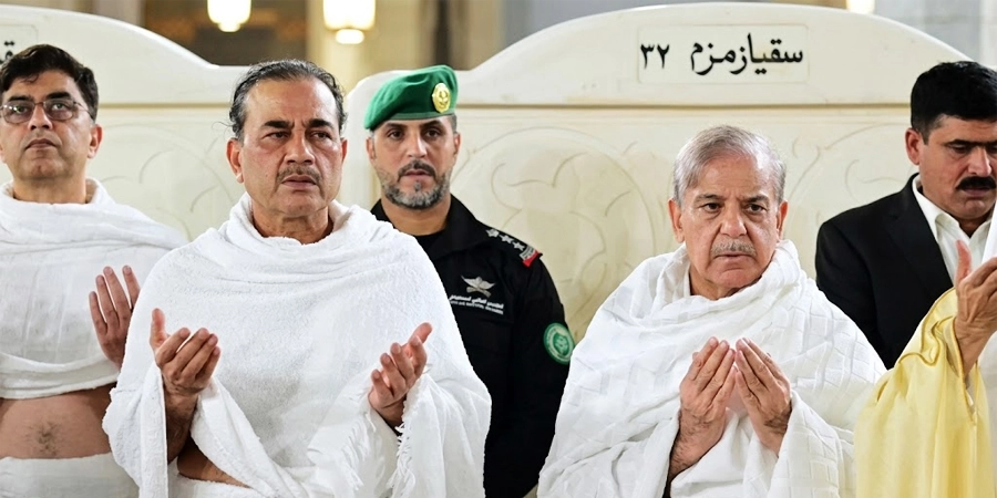 وزیراعظم عمرہ ادائیگی کے دوران شہباز شریف اور فیلڈ مارشل عاصم منیر کعبہ شریف میں