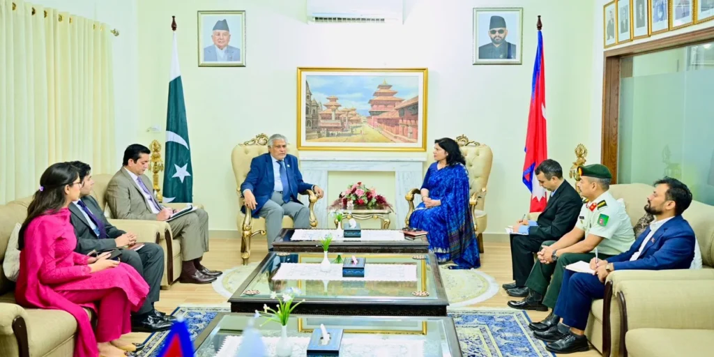 اسحاق ڈار نیپال سفارتخانہ میں سیلاب متاثرین سے اظہار افسوس