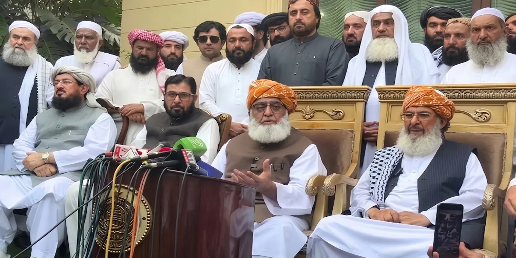 مولانا فضل الرحمان اسلام آباد میں پریس کانفرنس سے خطاب کرتے ہوئے