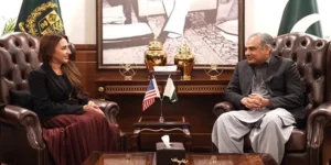 محسن نقوی امریکی سفیر نیٹلی بیکر سے اسلام آباد میں ملاقات کرتے ہوئے