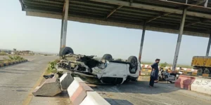 ڈی بلوچ لنک روڈ پر پولیس افسر کی گاڑی کو حادثہ، گن مین جاں بحق