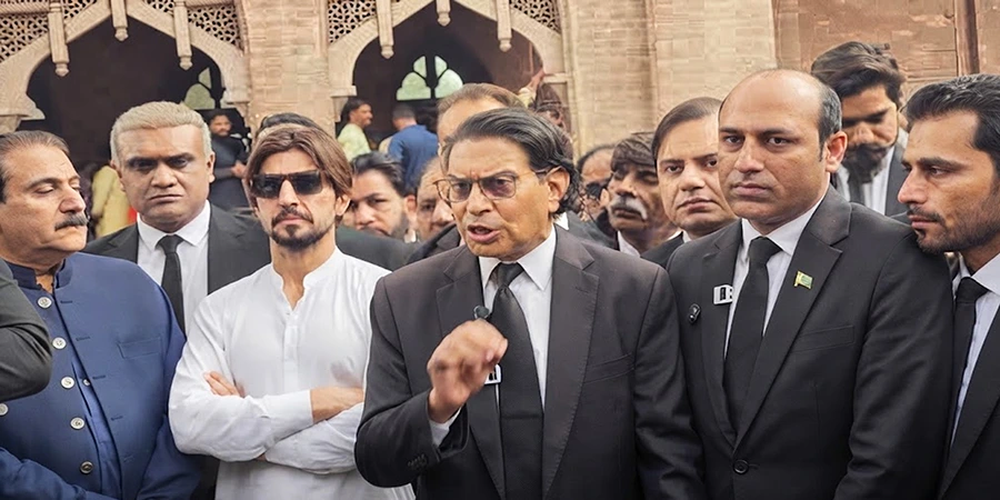 سلمان اکرم راجہ لاہور میں میڈیا سے گفتگو کرتے ہوئے