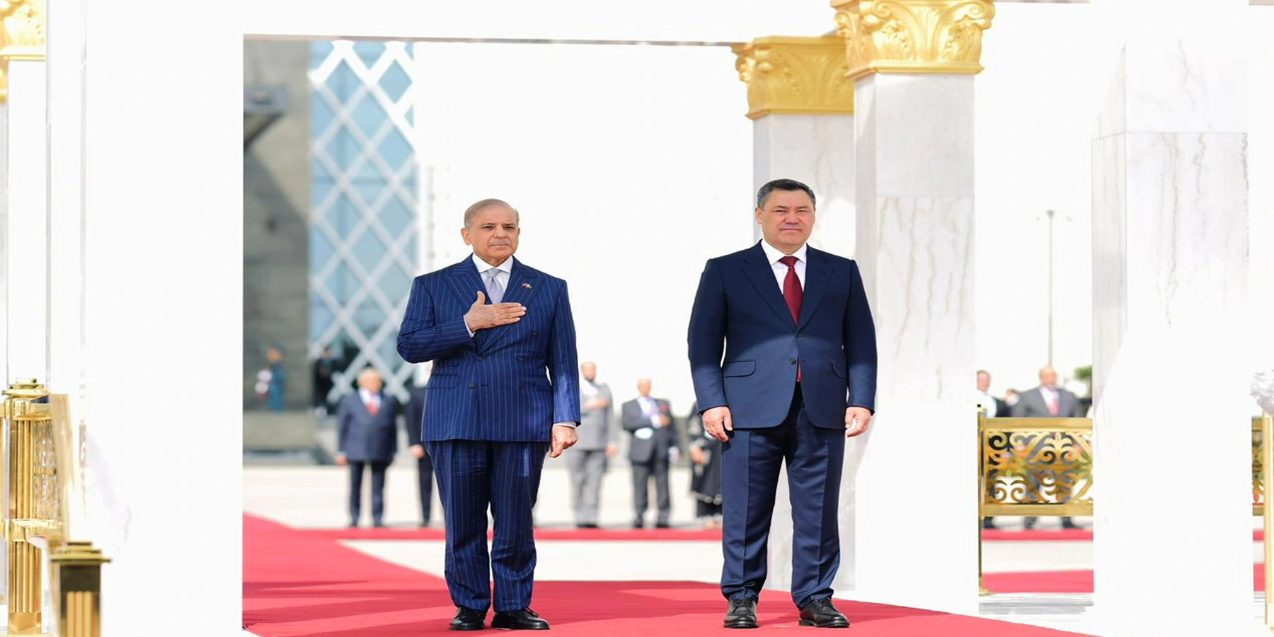 وزیراعظم شہباز شریف کی بشکیک میں صدارتی محل آمد، گارڈ آف آنر پیش