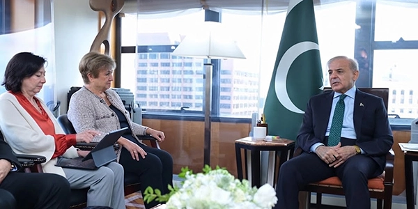وزیراعظم شہباز شریف آئی ایم ایف ایم ڈی کرسٹالینا جارجیوا سے نیویارک میں ملاقات کرتے ہوئے