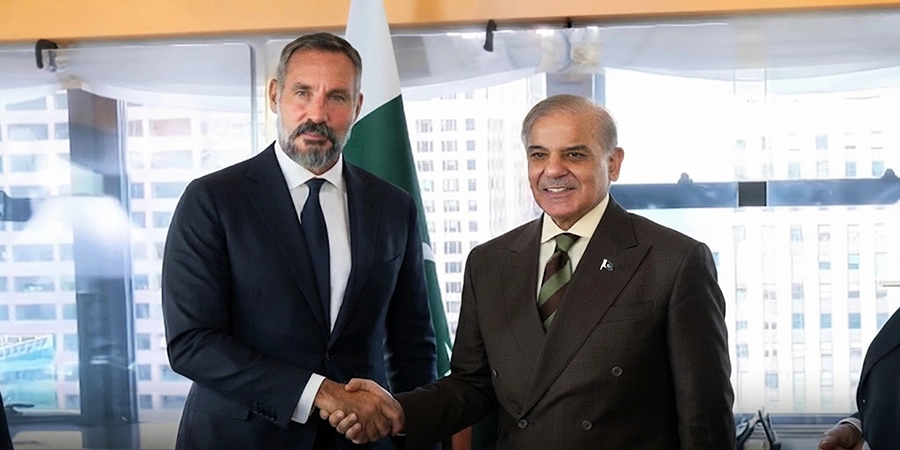 وزیراعظم شہباز شریف پرنس رحیم آغا خان سے نیویارک میں ملاقات کرتے ہوئے