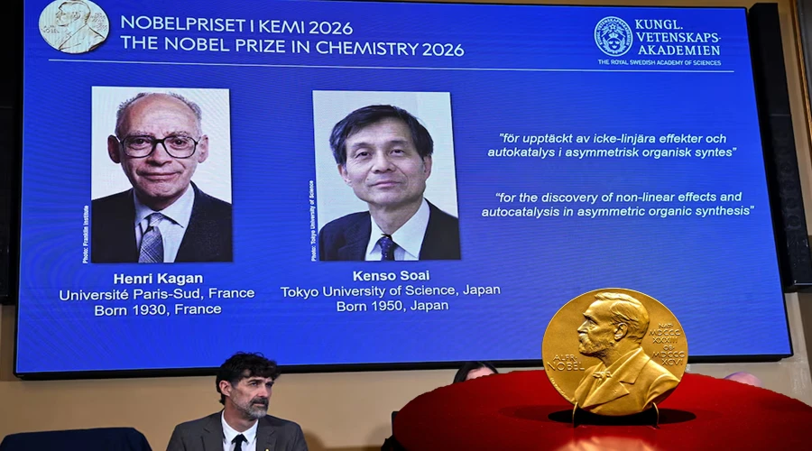 کیمسٹری نوبیل انعام 2026 کے فاتح ہنری کاگان اور کینسو سوئی