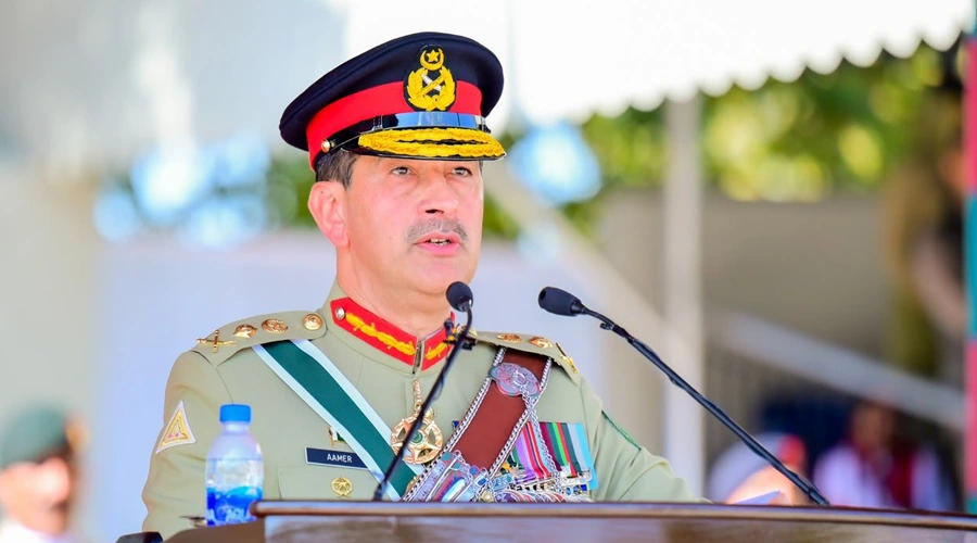جنرل سید عامر رضا پی ایم اے کاکول کی پاسنگ آؤٹ پریڈ سے خطاب کرتے ہوئے