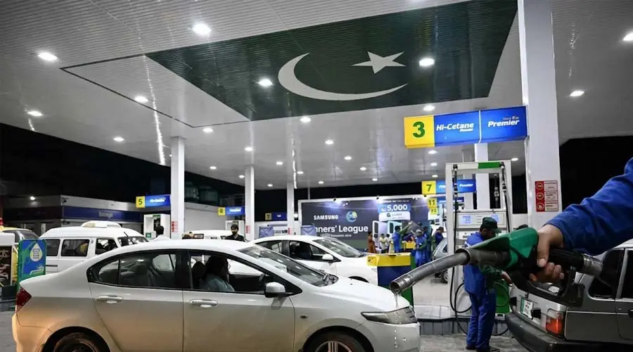 پیٹرول کی روزانہ قیمتوں پر پمپ اونرز کے تحفظات، پیٹرول پمپ پر گاڑیوں میں ایندھن بھروانے کا منظر