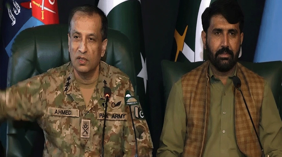 ڈی جی آئی ایس پی آر آصف الیاس کو میڈیا کے سامنے پیش کرتے ہوئے