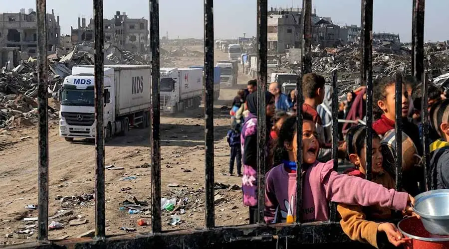 غزہ غذائی امداد میں کٹوتی کے بعد فلسطینی خاندان خوراک کے لیے قطار میں کھڑے ہوئے
