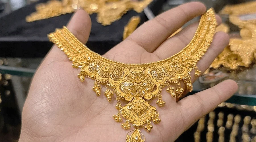 سونے کی قیمت میں کمی، پاکستان میں فی تولہ سونا 439936 روپے