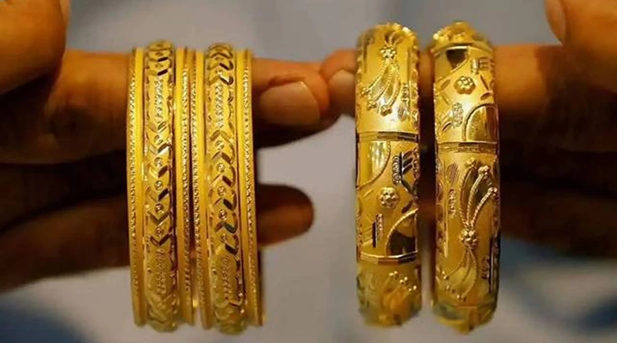 سونے کی قیمت میں کمی کے بعد صرافہ مارکیٹ میں سونے کے زیورات اور بسکٹ