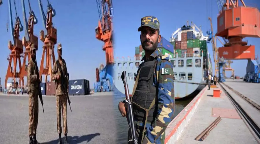گوادر آپریشن کے دوران سکیورٹی فورسز کے اہلکار علاقے میں کلیئرنس آپریشن کرتے ہوئے